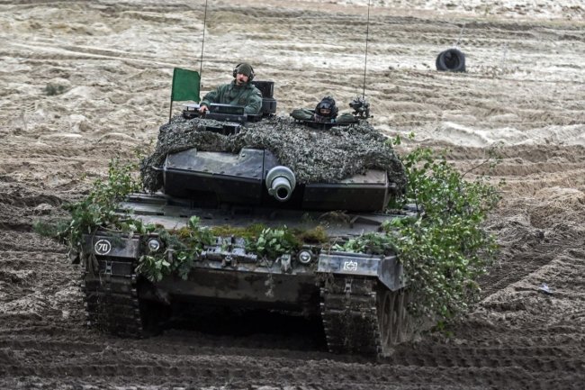 Німеччина завтра дасть дозвіл Польщі на постачання танків Leopard Україні, – Bloomberg