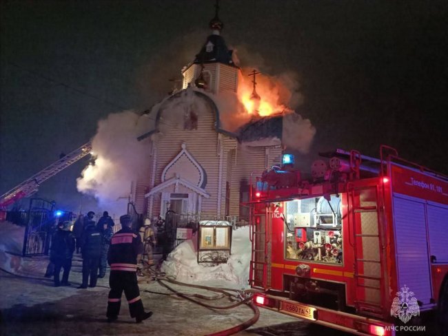 В Российском Кирове всю ночь пылала Федоровская церковь
