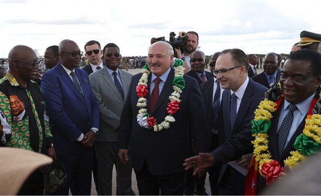 Лукашенко прилетел в Зимбабве: его встретили песнями и плясками. Видео