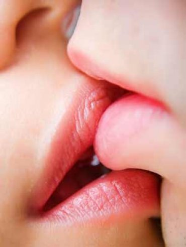 Ученые: При поцелуе передаются фрагменты ДНК