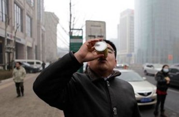 Китайский мультимиллионер зарабатывает деньги, продавая воздух в бутылках