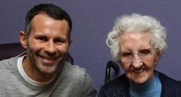 Райан Гиггз поздравил 104-летнюю болельщицу Манчестера с днем рождения