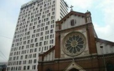 Суд в Румынии принял решение снести небоскреб, закрывающий католический собор в Бухаресте