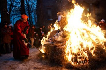 Наступает Новый год по китайскому лунному календарю: буддисты жгут очистительные костры