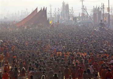 Более 30 миллионов паломников в Индии совершили омовение в Ганге