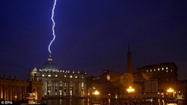 После отречения Папы Римского в купол собора Святого Петра ударила молния