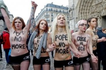 «Папы больше нет!» – так назвали свою акцию в Париже активистки «Femen»