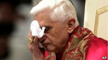После отречения, Ватикан признал, что уже много лет понтифик носит кардиостимулятор
