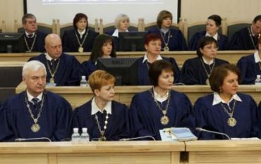 Суд лишил мандатов Балогу и Домбровского на основании цитат из интернет-изданий