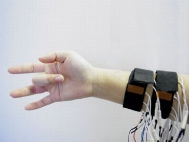 Швейцарские ученые разработали бионическую руку с чувством осязания