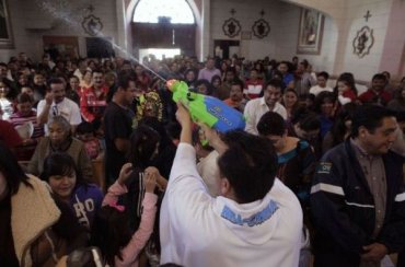 Священник в Мексике одевает рясу с супергероями и расстреливает приход святой водой