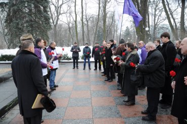 Участники Движения «Украинский выбор» почтили память защитников Отечества