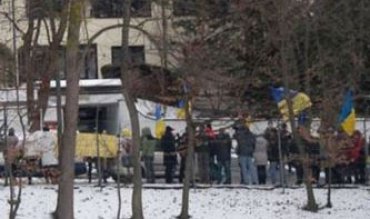 Автомайдан пикетировал особняк Азарова в Австрии
