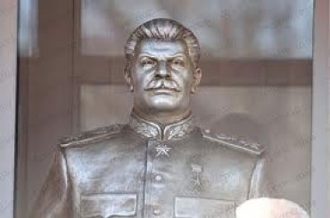Коммунисты тайно поставили памятник Сталину в Луцке
