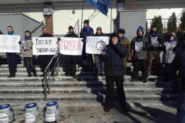 Активисты Майдана принесли на «Интер» три бочки дерьма