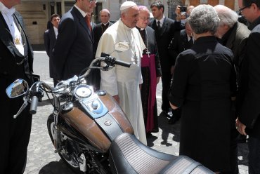 «Харлей Дэвидсон» Папы Франциска продан на аукционе