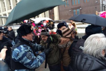 В Москве задержали 43 участника флеш-моба с зонтиками