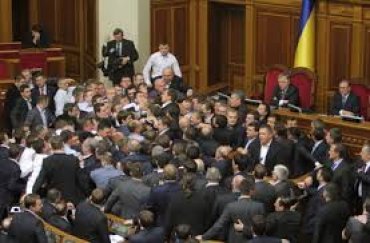 Суд рассмотрит иск к оппозиции за блокирование Рады