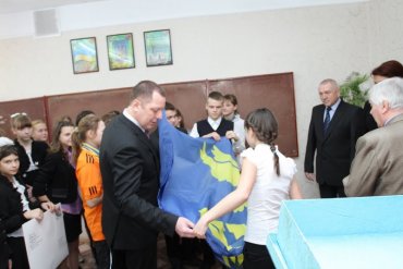 Українські школярі відправили прапор Миру на Олімпіаду в Сочі