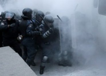 Милиция и активисты начали применять шашки и гранаты