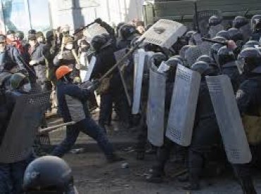 Протестующие оттеснили силовиков с Институтской, «Беркут» готовится к штурму