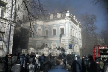 «Беркут» отбил офис Партии регионов: в здание вошли Новинский и Турчинов