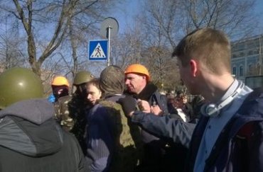 Митингующие привели на Майдан четырех милиционеров