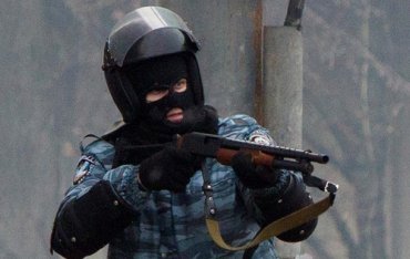 Киевской милиции выдали боевое оружие