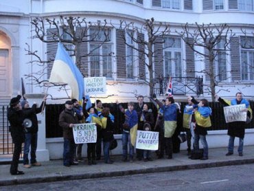 В Лондоне заблокировали посольство Украины