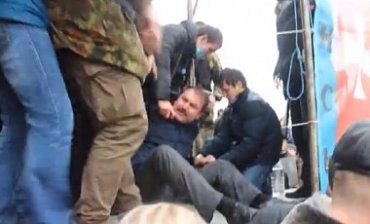 Губернатора Волыни приковали наручниками к сцене луцкого Майдана