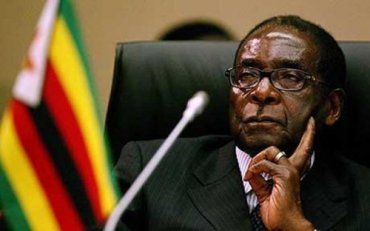 90-летний президент Зимбабве упал с лестницы, выступая перед народом