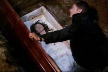 В Украине православный священник выкопал и принес в храм останки своей жены в качестве мощей