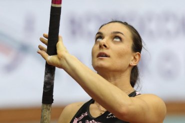 Исинбаевой запретили выступать на международных соревнованиях
