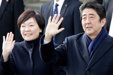 Премьер-министр Японии кормил жену биодобавками для собак