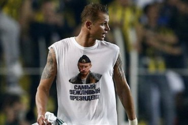 УЕФА может наказать «Локомотив» за футболку с Путиным