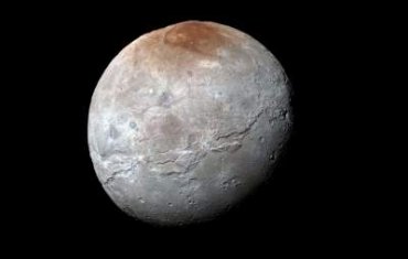 Спутник Плутона трещит по швам