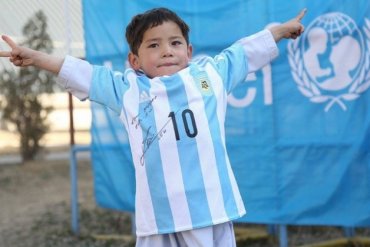 Месси подарил своему маленькому фанату из Афганистана футболку и мяч