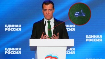 Зеленый галстук Медведева с синими мопедами шокировал фракцию «Единой России»