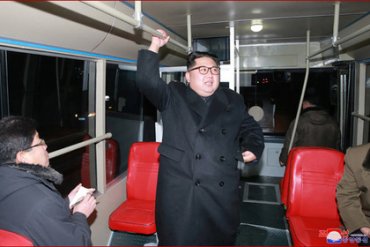 Ким Чен Ын прокатился по Пхеньяну на троллейбусе