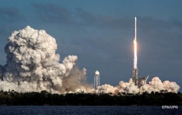 Falcon Heavy унес в космос личный автомобиль Илона Маска