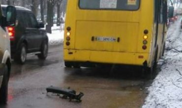 В Киеве у маршрутки во время движения отвалились колеса