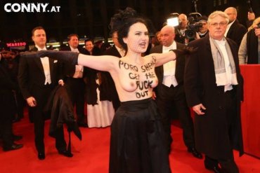 Активистку Femen, которая обнажилась на Венском балу, провел посол РФ