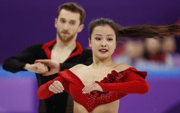 У корейской фигуристки во время выступления на Олимпиаде слетел топ