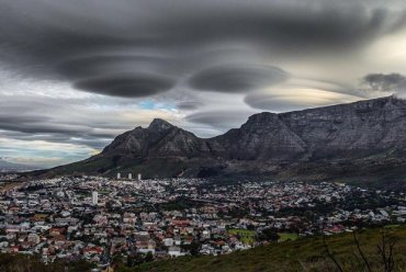 Что повисло над Кейптауном: Лентикулярные облака или инопланетные «Тарелки»