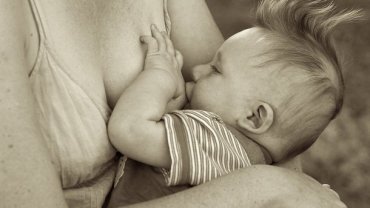 В США мужчина, сменивший пол, впервые покормил ребенка грудью