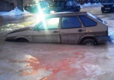 В Саратове автомобиль вмерз в лужу дерьма