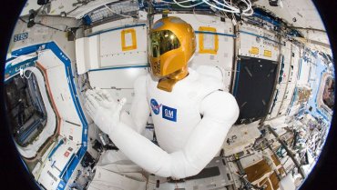 Робонавта, которому астронавты пытались приделать ноги, эвакуируют с МКС