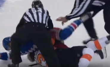 Российский хоккеист подрался на первой минуте матча НХЛ