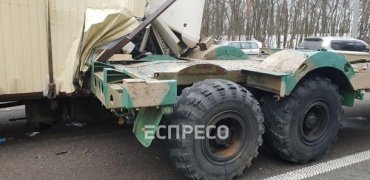 Под Киевом военный тягач столкнулся с грузовиком, пострадавших нет