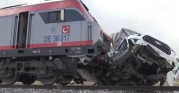 В Турции водитель грузовика чудом выжил после столкновения с поездом